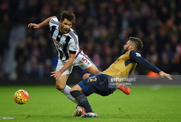 Trong trận đấu giữa West Ham, hậu vệ Claudio Yacob của West Brom để cho cầu thủ đối phương. Đây là nguyên nhân chính dẫn đến việc West Brom không tạo ra thế trận tốt và bị dẫn bàn sau 45 phút đầu. Claudio Yacob còn phải nhận thẻ phạt ở hiệp 2.