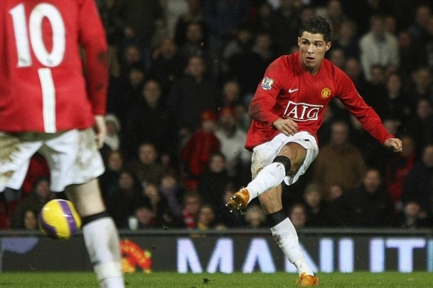 Cristiano Ronaldo là cầu thủ lớn tuổi nhất trong 5 cầu thủ dưới 23 tuổi ghi 50 bàn tại. Siêu sao người Bồ Đào Nha này đã cán mốc 50 bàn tại Premier League vào 22 tuổi 11 tháng và 7 ngày.