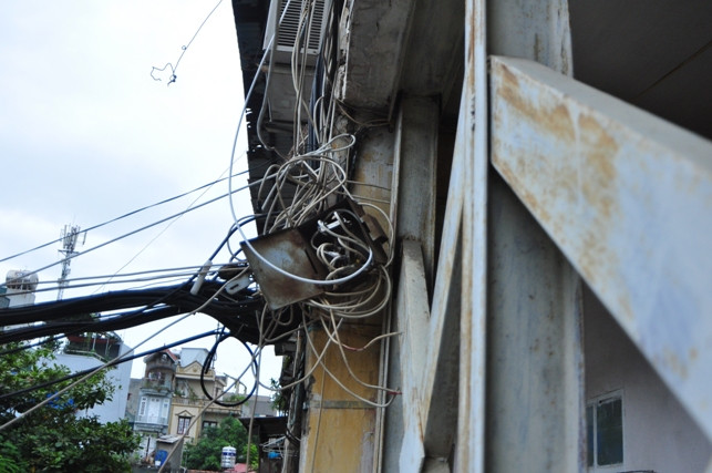 Hệ thống dây điện, dây cáp chạy loằng ngoằng và đấu nối lung tung, phơi ngoài trời tiềm ẩn nhiều nguy cơ cháy, chập.