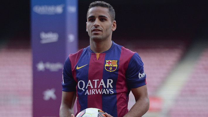 Mùa hè năm 2014, Douglas được Barca mua về từ CLB Sao Paulo của Brazil. Nhưng trong màu áo của Barca, hậu vệ cánh phải này không thể hiện được nhiều và không cạnh tranh được vị trí này với Jordi Alba.