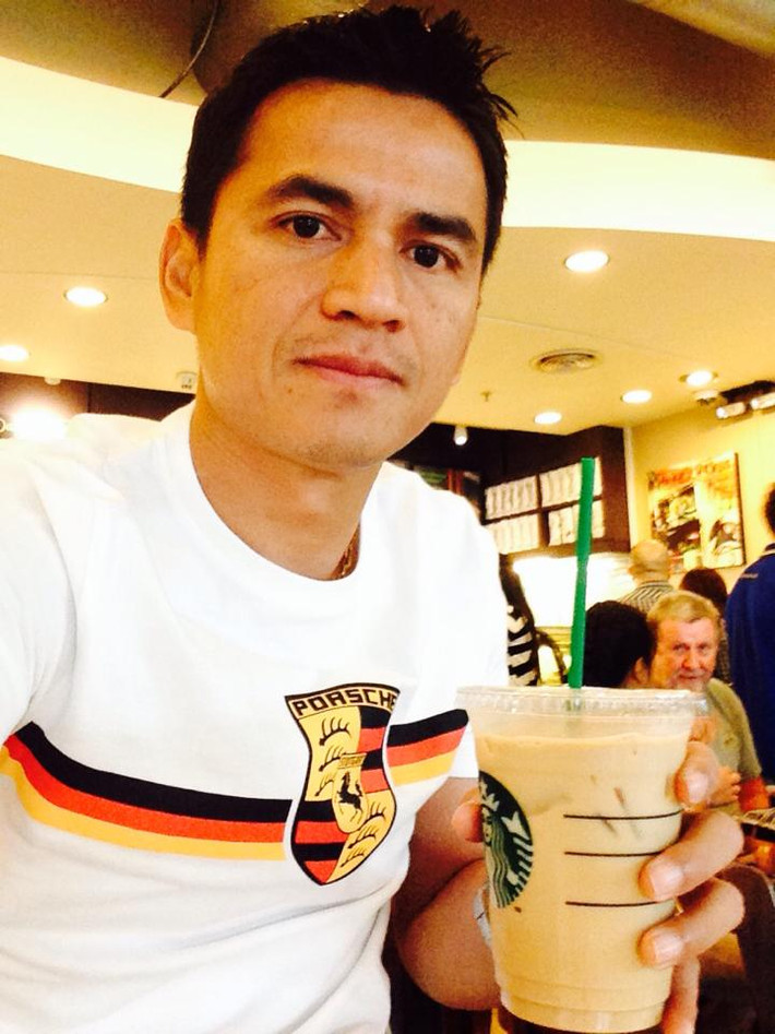 Ngoài đời, HLV Kiatisuk là một fan hâm mộ của thương hiệu cafe Starbucks.
