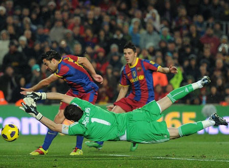 Không CĐV Barca nào quên được ngày 2/5/2009, khi Barca đả bại Real tới 6-2 ngay tại Bernabeu, trận đấu mà Xavi đã có bốn pha kiến tạo cho Carles Puyol, Thierry Henry và Lionel Messi lập công.