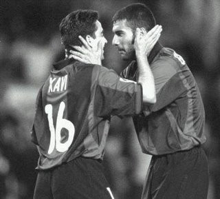 Xavi chính là người được HLV Louis van Gaal đôn lên từ đội trẻ và trao vai trò của Pep Guardiola khi chấn thương không thể ra sân đều đặn.