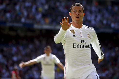 Với 5 bàn thắng ghi được trong trận đấu giữa Real Madrid và Granada thuộc vòng đấu thứ 29, La Liga 2014/2015, Cristiano Ronaldo đã góp công lớn vào chiến thắng đậm đà 9-1 của đội nhà. Trong 5 bàn thắng mà ngôi sao người Bồ Đào Nha ghi được, có 1 cú hat-trick được anh thực hiện chỉ vẻn vẹn trong vòng 8 phút, từ phút thứ 30 đến phút thứ 38. Chính cú hat-trick chóng vánh của Ronaldo đã khiến Granada bị vỡ trận và phải nhận thất bại chung cuộc là 9-1.