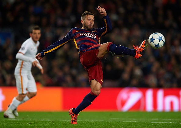 Jordi Alba (Barcelona) hoạt động như con thoi bên cánh trái của Barcelona. Alba khóa chặt những pha lên bóng của Maicon và Florenzi khiến Roma tê liệt hoàn toàn cánh phải theo hướng tấn công.