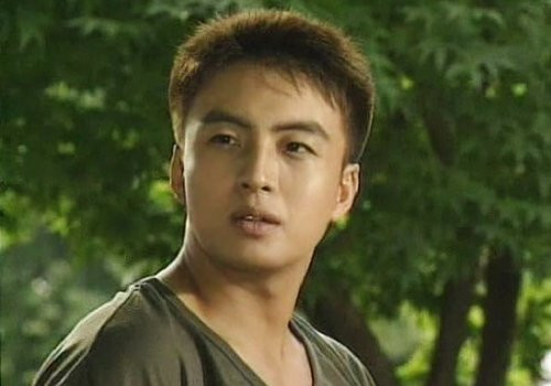 Bae Yong Joon trong vai San U (Chan Woo): Trong những diễn viên phim “Mối tình đầu”, Bae Yong Joon đóng vai cậu em út San U trong một gia đình nghèo khó nhưng mang trong mình một khát vọng lớn lao và có lòng tự trọng cao. Tuy có vẻ ngoài nội tâm và là người ít nói, nhưng bên trong San U lại rất tình cảm. Anh chấp nhận giấu đi tình yêu của mình vì anh trai và sẵn sàng từ bỏ ước mơ và khát vọng để giúp đỡ gia đình.