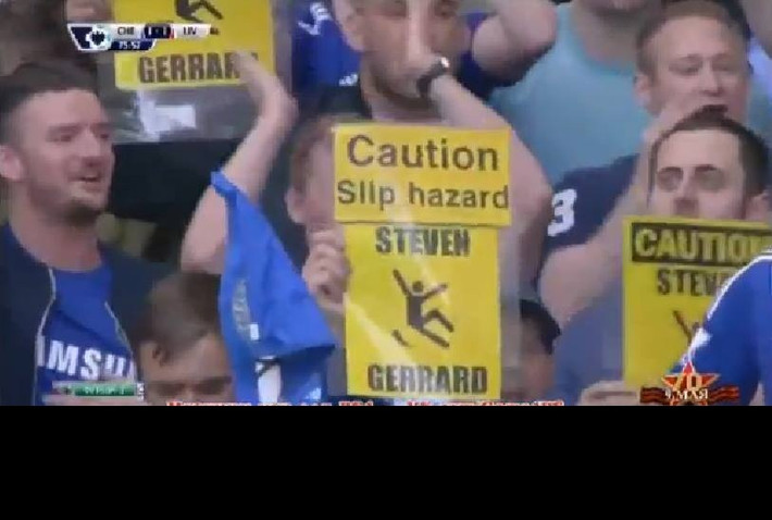 Trong trận đấu giữa Chelsea và Liverpool, các CĐV của Chelsea còn khơi gợi lại nỗi đau của đội trưởng Steven Gerrard bên phía Liverpool.