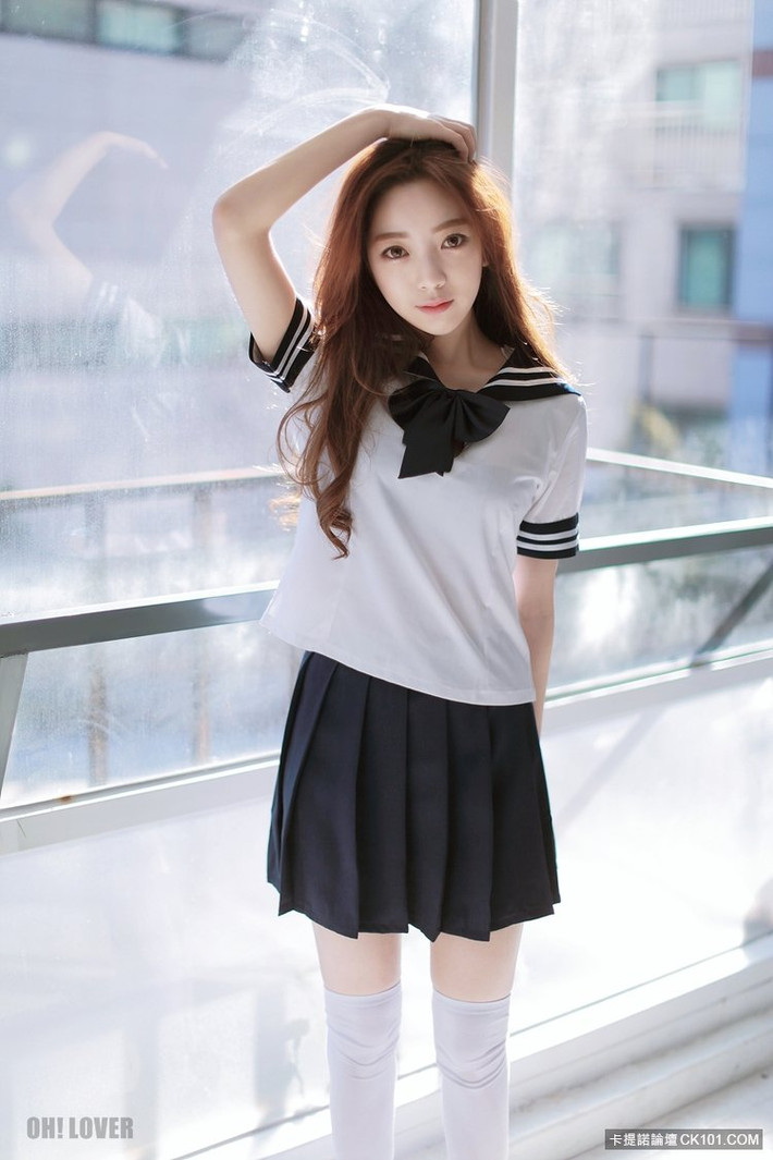 Mới đây, bộ ảnh trong trang phục đồng phục học sinh của hot girl Hàn Quốc là Park Ji Hyun đã làm dân mạng say như điếu đổ trước vẻ đẹp của nhân vật chính. Bằng sự ngưỡng mộ của mình, các dân mạng đã đặt biệt danh cho cô gái này là " mỹ nữ đồng phục".
