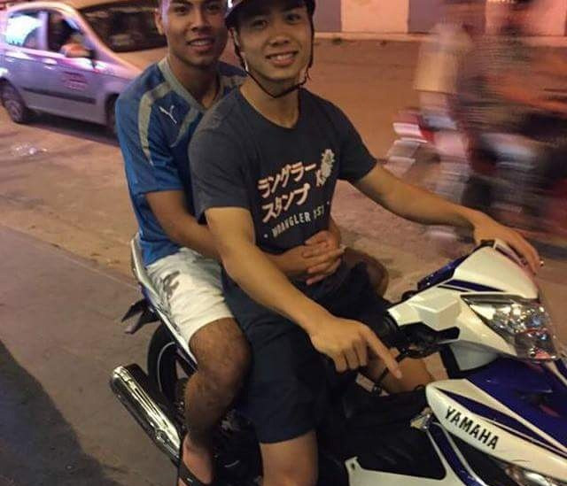Công Phượng cùng với Đức Huy dạo phố bằng xe máy.