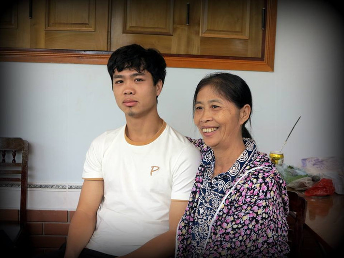 Cứ mỗi khi có dịp nghỉ dài ngày là Công Phượng trở về Đô Lương - Nghệ An để thăm bố mẹ.