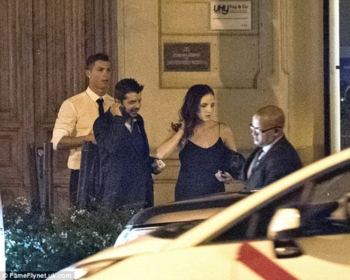 Mới đây, cầu thủ Ronaldo bị bắt gặp rời khỏi nhà hàng cùng một cô gái lạ mặt và các trợ lý. Cô gái này nhanh chóng được xác định là người mẫu Claudio Sanchez.