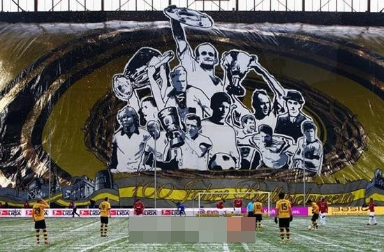 Trước đó, cũng chính các CĐV của Dortmund cũng đã tạo hình trên SVĐ Signal Iduna Park để khoe về những chiến công mà CLV Dortmund đã giành được trong lịch sử.