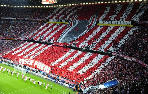 Còn năm 2012, CĐV của Bayern Munich đã xếp thành biểu tượng chiếc cup vô địch UEFA Champions League trong trận chung kết với Chelsea để hy vọng rằng chiếc cúp sẽ ở lại đất Đức.