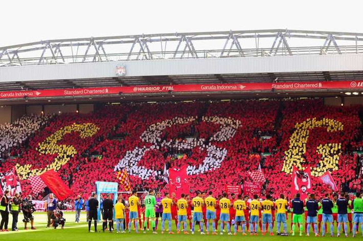 Steven Gerrard là một huyền thoại ở Liverpool và ngày chia tay anh, các CĐV đã đến chật cứng sân Anfield và xếp thành dòng chữ "S8G" là tên viết tắt và là số áo của Gerrard để tri ân cho những đóng góp của anh cho CLB thành phố Cảng.