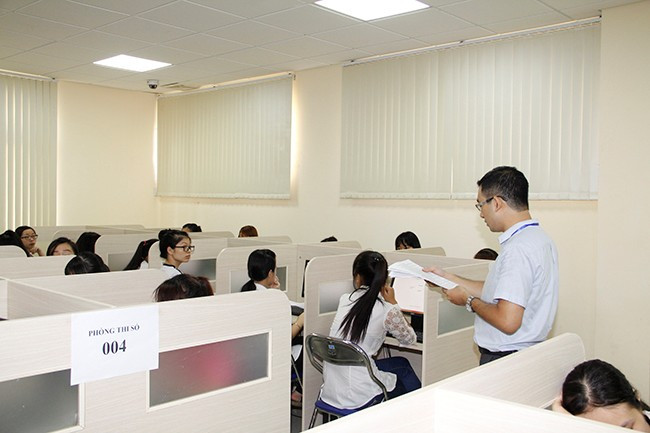 Kiểm tra thí sinh trước giờ làm bài thi.