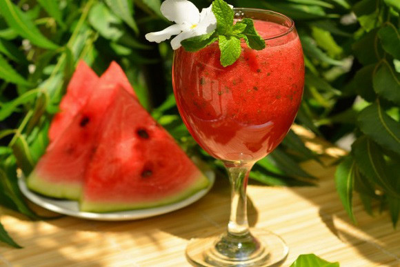 Làm đẹp da và Trị mụn bằng dưa hấu: Bạn dùng 1 muỗng cà phê nước ép dưa hấu trộn với 1 muỗng cà phê chuối nghiền.