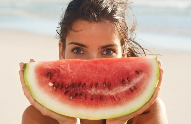 Trộn 1 muỗng cà phê nước ép dưa hấu với 1 muỗng cà phê chuối nghiền. Trong chuối có vitamin B2, B6 và B12 sẽ giúp giảm viêm da, đồng thời làn da săn chắc, khỏe mạnh.