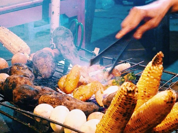 Ngồi lẩn mình trong làn khói thơm phức của đồ nướng cũng "tuyệt". Nhất là xung quanh có thêm chục cái bếp than đang đỏ lửa như vậy nữa.