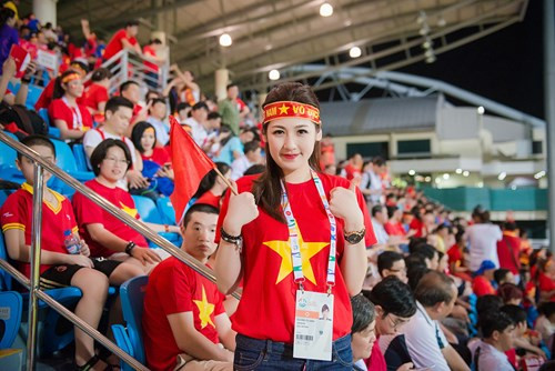 Với vẻ đẹp rạng ngời, Dương Tú Anh là điểm sáng trong số CĐV Việt Nam có mặt tại Singapore.
