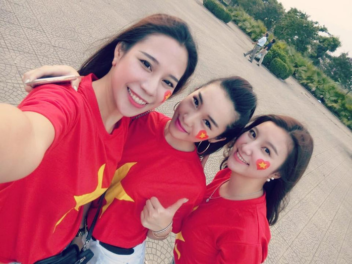 Bộ ba hot girl Hà Thành là Hạnh Sino, Emily và hot girl Đậu Trà My cũng có mặt trong trận đấu của ĐTVN trên sân Mỹ Đình.