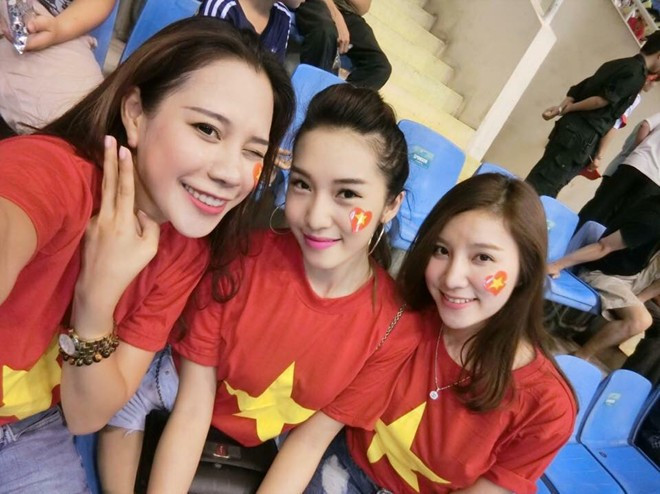 Tinh thần yêu bóng đá của các hot girl thu hút sự quan tâm của cộng đồng mạng.