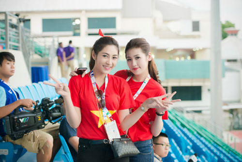Tại SEA Games 28 ở Singapore, Á hậu xinh đẹp Dương Tú Anh đã tháp tùng U23 Việt Nam sang nước bạn thi đấu.