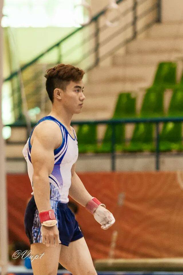 Năm 2012, Phước Hưng giành HCV đầu tiên cho ĐT TDDC Việt Nam tại FIG World Challenge Cup với môn xà kép. Ảnh: FBNV.