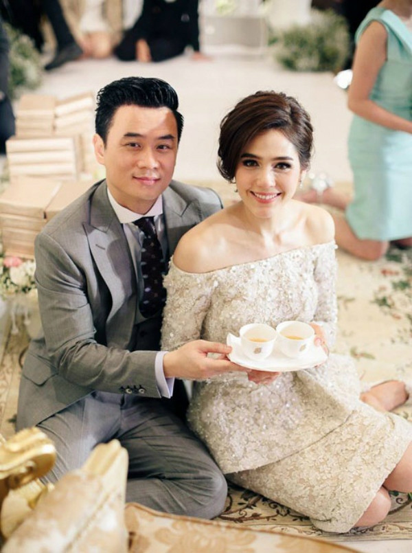 Được biết, chồng cô là Nott Witsarut, người thừa kế một công ty tầm cỡ nhất nhì Thái Lan. Quà tặng dành cho cô dâu Chompoo Araya nhân ngày trọng đại lên tới gần 70 tỷ đồng.