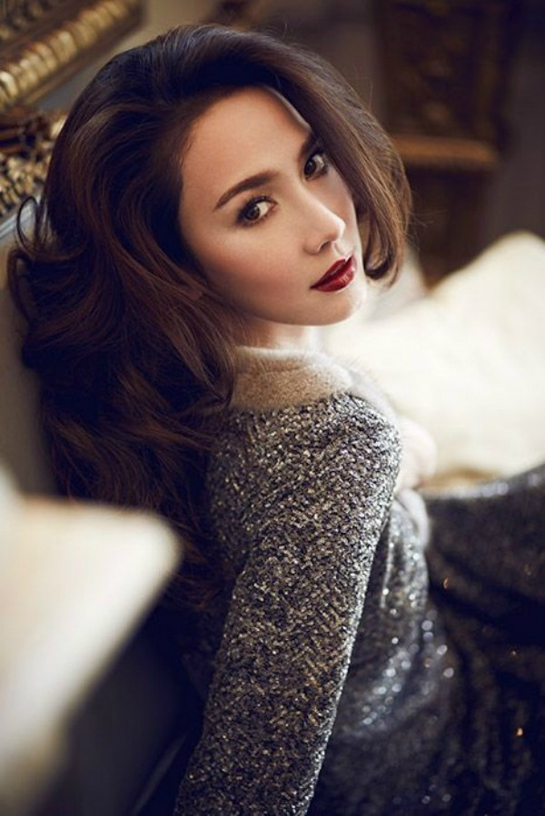 Aum Patcharapa sinh năm 1978. Người đẹp được công chúng ưu ái với tên gọi “Hoàng hậu của đài CH7” với hàng loạt các bộ phim đình đám như“Fake”, “Chị ơi anh yêu em”….