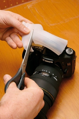 Ngoài việc sử dụng giấy bìa, các bạn có thể dùng vỏ hộp sữa để phân tán ánh sáng từ đèn flash để có một bức ảnh đầy đủ ánh sáng.
