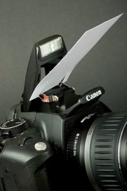 Với những bạn hay dùng tới đèn flash, có thể dùng một tờ bìa để phản chiếu ánh sáng.