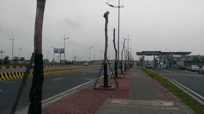 Nằm trong dự án xây dựng nhà khách T2 ( sân bay Nội Bài), đoạn đường ra vào sân bay thuộc tuyến đường Võ Văn Kiệt (Sóc Sơn - Hà Nội) cũng được cải tạo và mở rộng.
