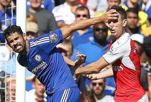 Trước đó, trong trận derby thành London với Arsenal, Diego Costa cũng đã có những hành động vô cùng xấu xí với trung vệ Laurent Koscielny của Arsenal.