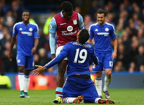 Pha va chạm và ăn vạ của Costa trong trận đấu với CLB Aston Villa hồi đầu mùa Premier League 2015/2016.