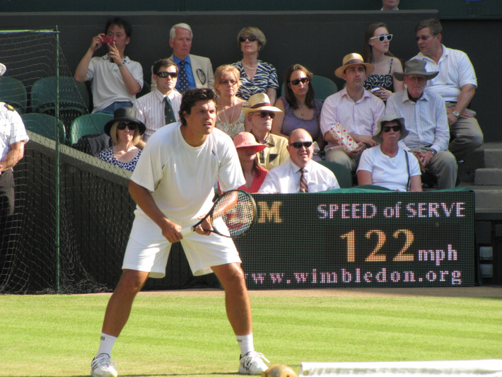 Tayler Dent là người đang giữ kỉ lục giao bóng ở Wimbledon với vận tốc vào khoảng 238km/h.