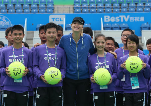 Tổng cộng sẽ có 250 em nhỏ làm công việc nhặt bóng ở Wimbledon. Mỗi em nhận được 150 Bảng (khoảng hơn 5 triệu đồng) cho 2 tuần làm việc.