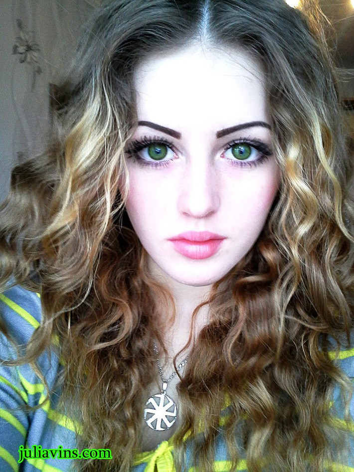 Julia Vins đến với thể hình từ tháng 12/2012. Rất chăm chỉ tập luyện nên cô có một cơ thể rắn chắc, cơ bắp cuồn cuộn.