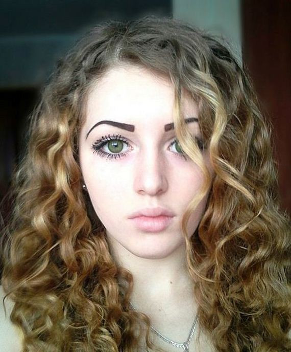 Julia Vins từng chia sẻ trên trang cá nhân rằng cô đã nhận được rất nhiều lời chỉ trích về cơ thể lực lưỡng. Cô trả lời là thích thế và sẽ chăm chỉ tập luyện vì sở thích của mình.