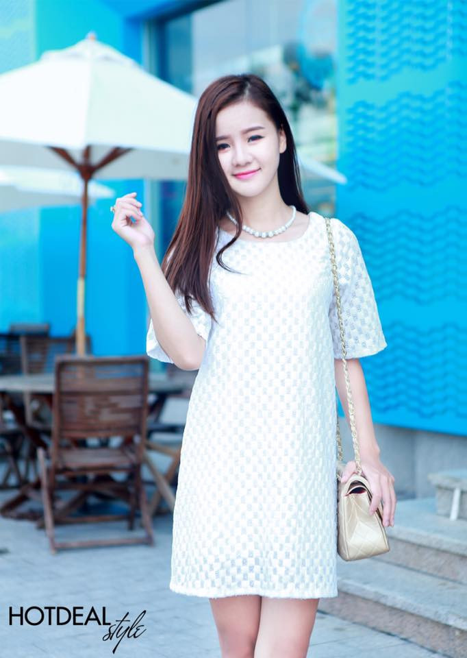 Sau khi ngắm vẻ đẹp của bản sao hot girl Midu nhiều người cho rằng vẻ đẹp của Thu Thủy là vẻ đẹp nhân tạo, có qua chỉnh sửa hoặc can thiệp của công nghệ như photoshop hoặc phẫu thuật thẩm mỹ.