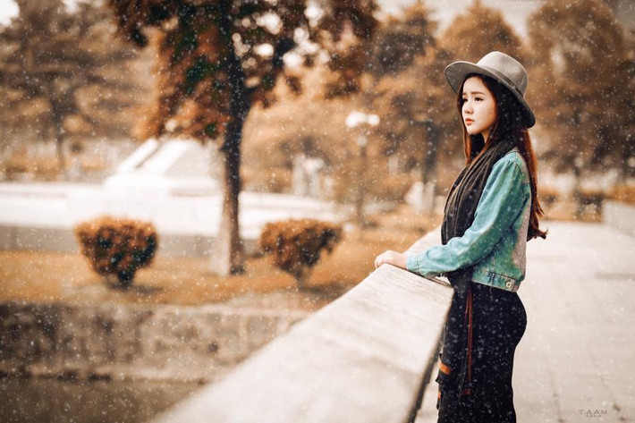 Thỉnh thoảng cô xinh đẹp này cũng nhận được lời mời làm người mẫu ảnh, diễn phim tốt nghiệp cho các sinh viên trường điện ảnh.