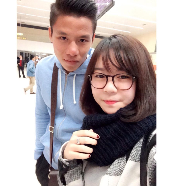 Huyền Bầu chụp ảnh với đội trưởng của U23 Việt Nam Quế Ngọc Hải.