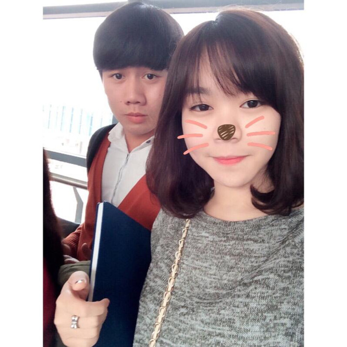 Huyền Bầu yêu bóng đá Việt từ rất lâu và cứ mỗi khi các ĐTVN tập trung và thi đấu, cô đều dành rất nhiều thời gian theo dõi từng hoạt động của họ. Ảnh: Huyền Bầu chụp với tiền vệ Minh Vương của U19 Việt Nam.