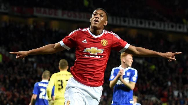 "Bản hợp đồng 36 triệu bảng" mà Man United lại được tờ Mirror điền tên đầu tiên vào danh sách 7 ngôi sao thành công ngoài sức mong đợi tại Premier League 2015/2016. Mặc dù mới chỉ có 3 bàn thắng và 1 đường kiến tạo sau 6 trận đấu nhưng thế là quá đủ với một cầu thủ 19 tuổi như Martial và nó đã khiến anh trở thành mắt xích không thể thiếu trong đội hình của HLV Luis Van Gaal.