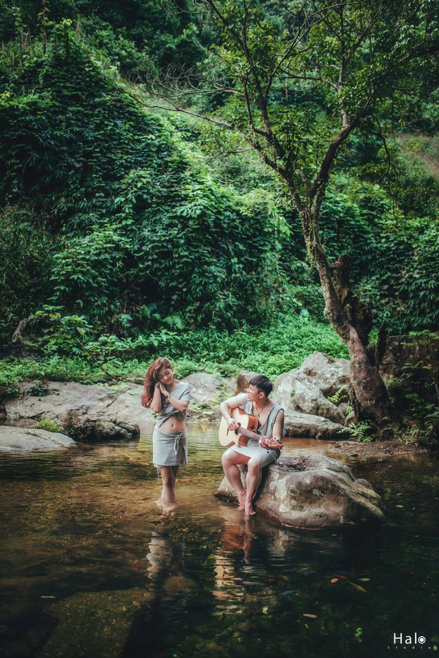 Mới đây nhất, bộ ảnh cưới độc lạ của cặp đôi bác sĩ đến từ Nam Định là Thành Sơn – Đỗ Quỳnh. Họ đã gây ấn tượng mạnh với người xem khi lựa chọn phong cách rất hoang dã, rừng sâu khi kể về chuyện tình yêu của mình.