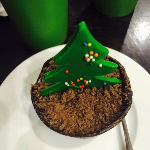 Những món bánh mang không khí Giáng sinh cũng là một điểm thu hút giới trẻ tới quán cafe ôm trong những ngày qua. Ảnh: FB Cafe Ôm.