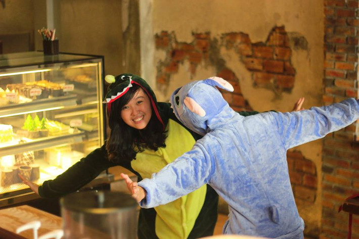 Theo chia sẻ từ một thành viên của quán cafe ôm, Thanh Ú vốn dĩ là người ít nói và sống khá khép kín. Thanh không hề thích ôm, nhất là đối với người lạ, do đó cô nàng bị mọi người "ép" làm mascot. Ảnh: FB Cafe Ôm.