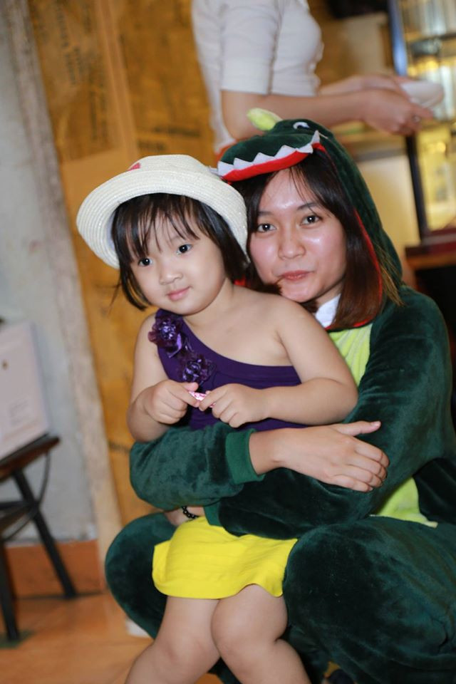 Theo tìm hiểu, nhân viên được cắt cử "free hug" trong quán cafe ôm này là bạn có nickname Thanh Ú. Ảnh: FB Cafe Ôm.