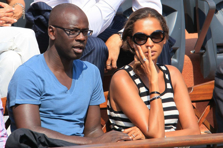 Tháng 4/2009, cựu cầu thủ Pháp là Lilian Thuram bị cô bạn gái là cựu ngôi sao truyền hình Pháp, Karine Le Marchand kiện ra tòa vì tội “đánh đập” cô tới bầm dập khi cặp đôi này còn bên nhau. Chính luật sư riêng của Karine Le Marchand đã xác nhận rằng thân chủ của mình bị cựu cầu thủ của Juventus đã bạo hành nhưng không ai bị chấn thương gì. Sau đó chính Karine Le Marchand đã chủ động rút đơn kiện vì chỉ muốn cảnh cáo ngôi sao này phải sống chuẩn mực xã hội.