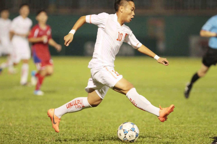 Thi đấu ở vị trí tiền vệ cánh trái của U23 Việt Nam có thể là Phi Sơn. "Ronaldo xứ Nghệ" có tốc độ, có kỹ thuật và việc để Phi Sơn quấy rối nơi cánh trái là điều hoàn toàn hợp lý trong trường hợp U23 Việt Nam bị các đối thủ khóa chặt ở trung lộ.