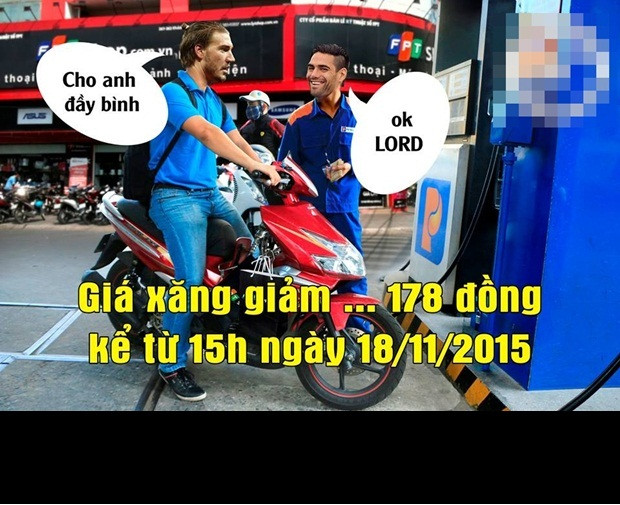 Biết xăng Việt Nam giảm giá Thánh Bendtner ngay lập tức phóng đi mua xăng.